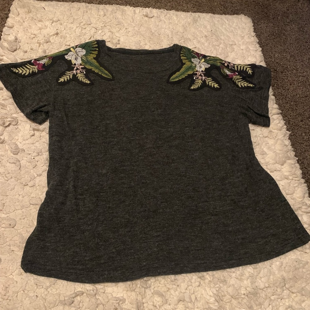 Gray women’s short sleeve top with embroidered floral patch on shoulder sleeves